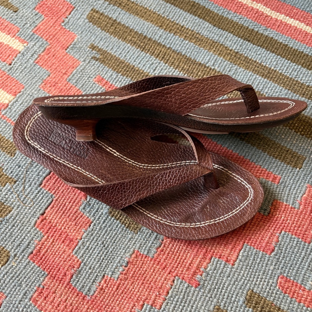 Vtg Kenneth Cole Reaction Brown Leather Kitten Heel Flip Flops 6 y2k